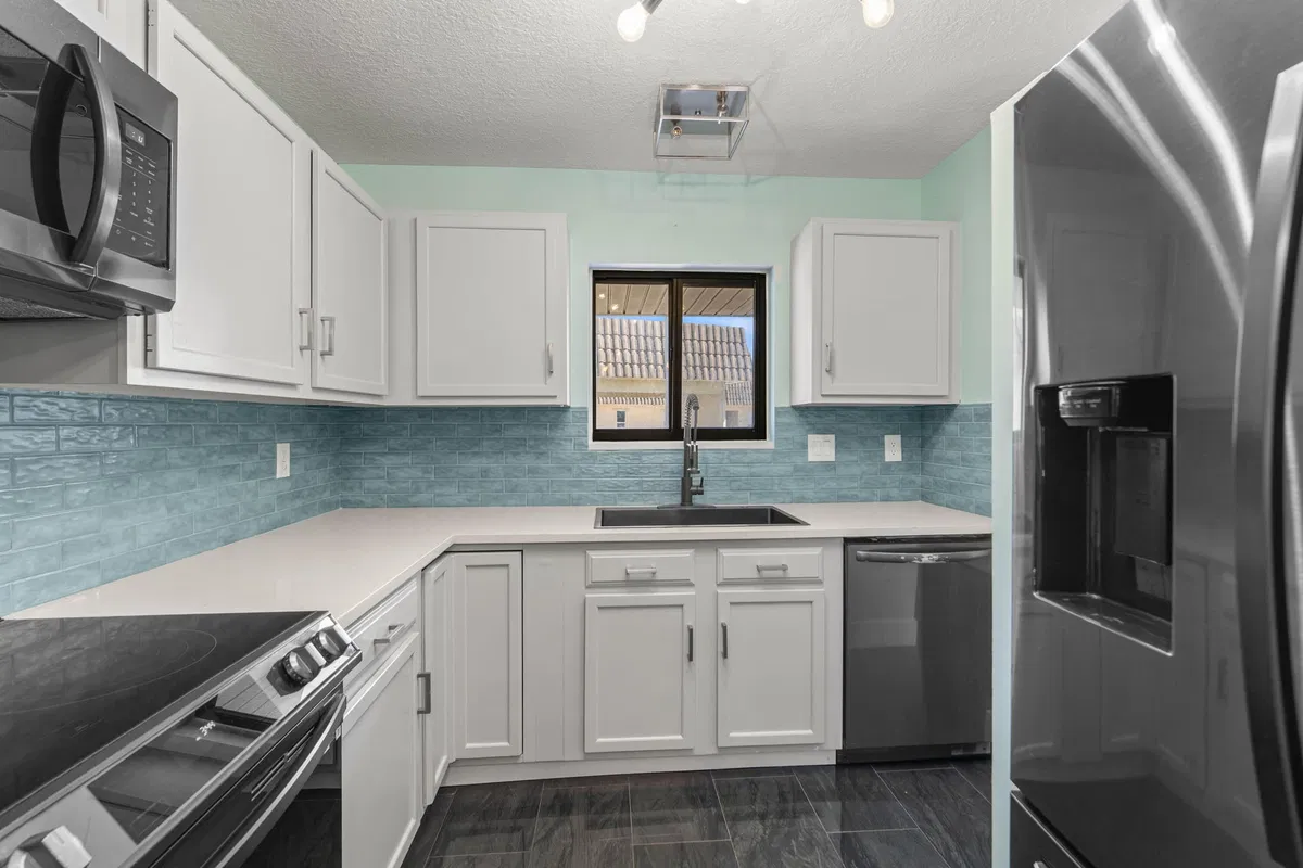 Unit B2 photo 16