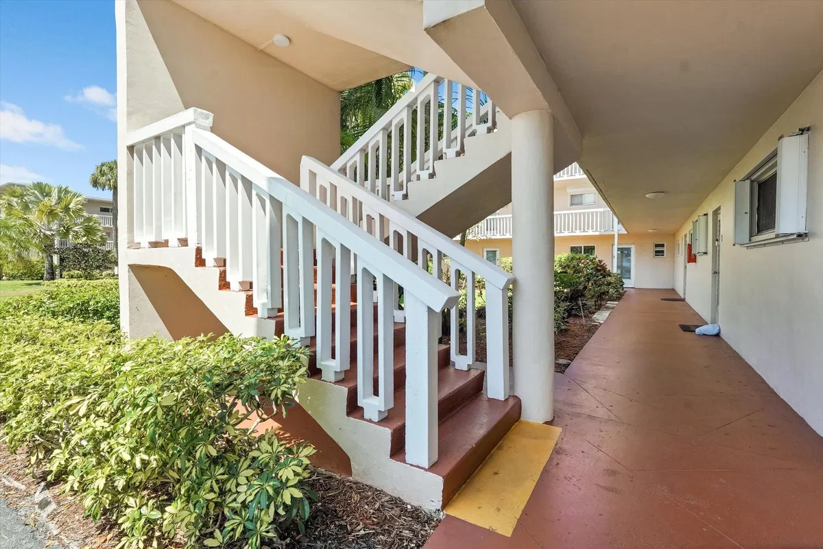 Unit 212 photo 4