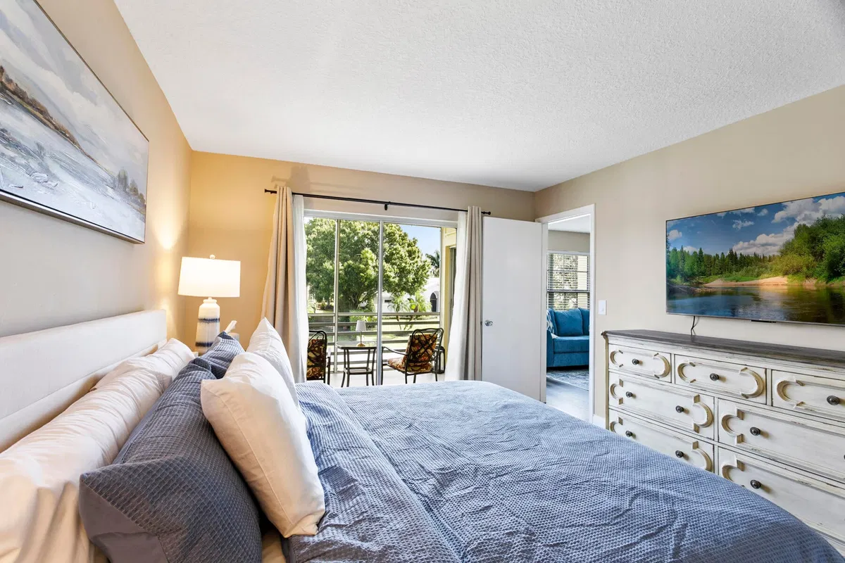 Unit 242 photo 16