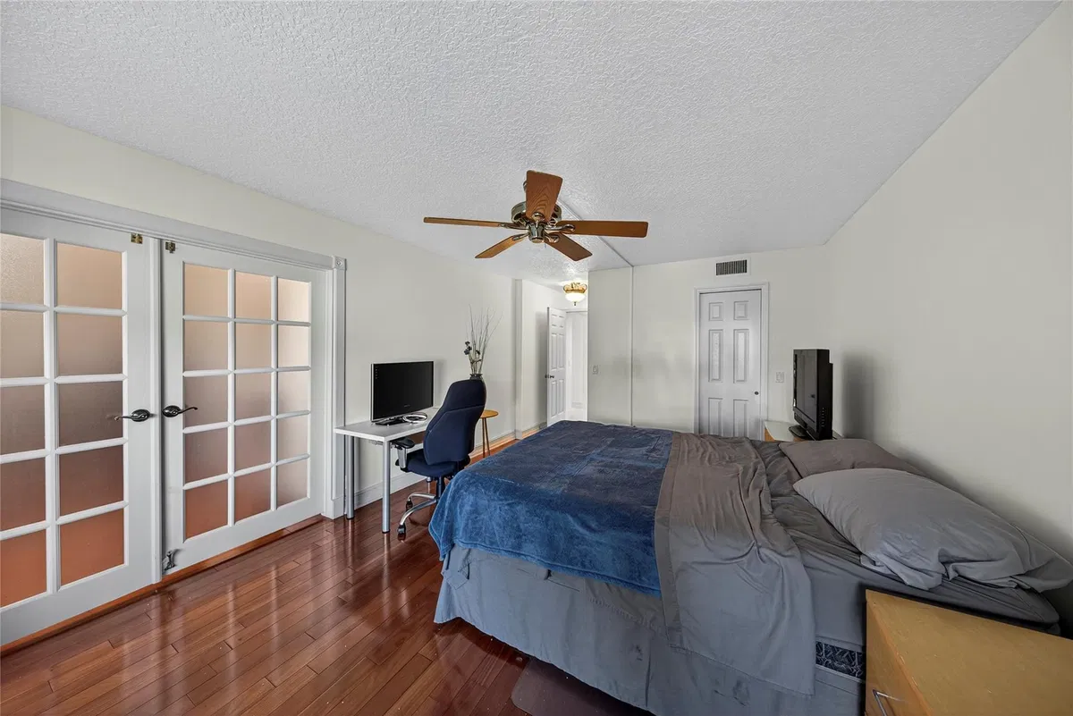 Unit 205 photo 25