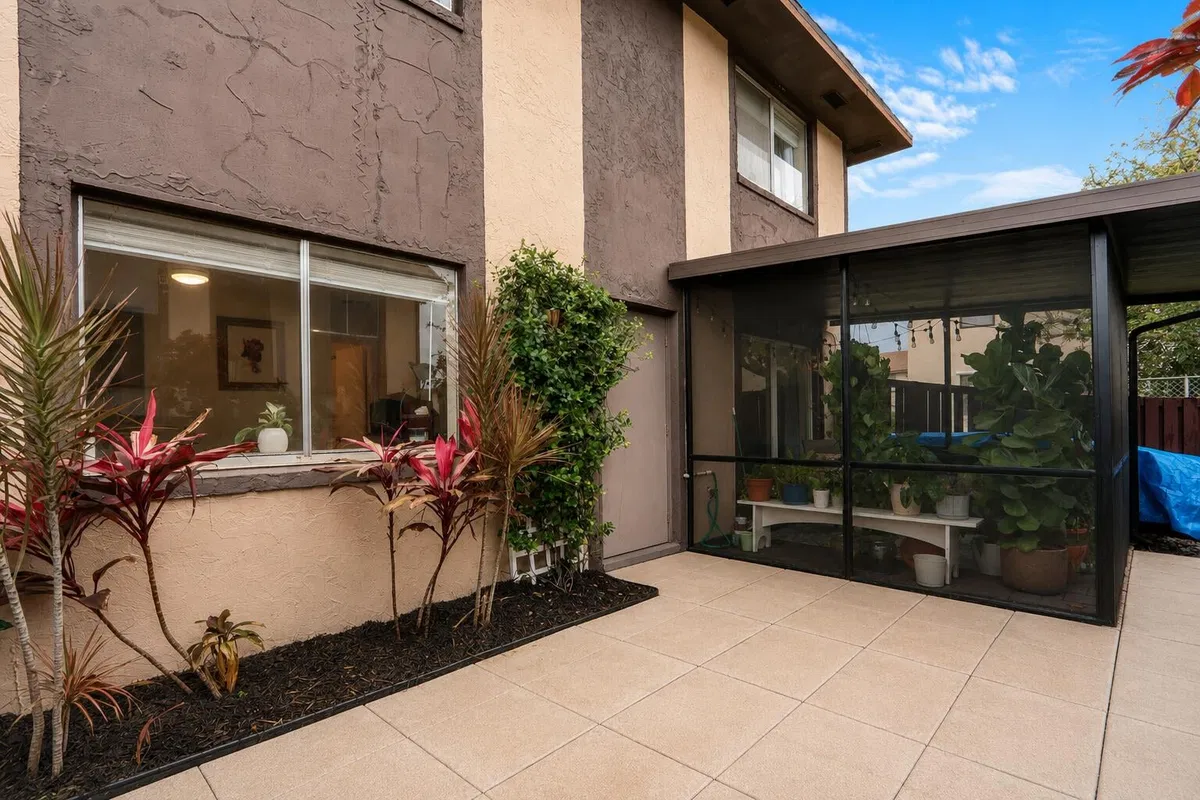 Unit 28 photo 34