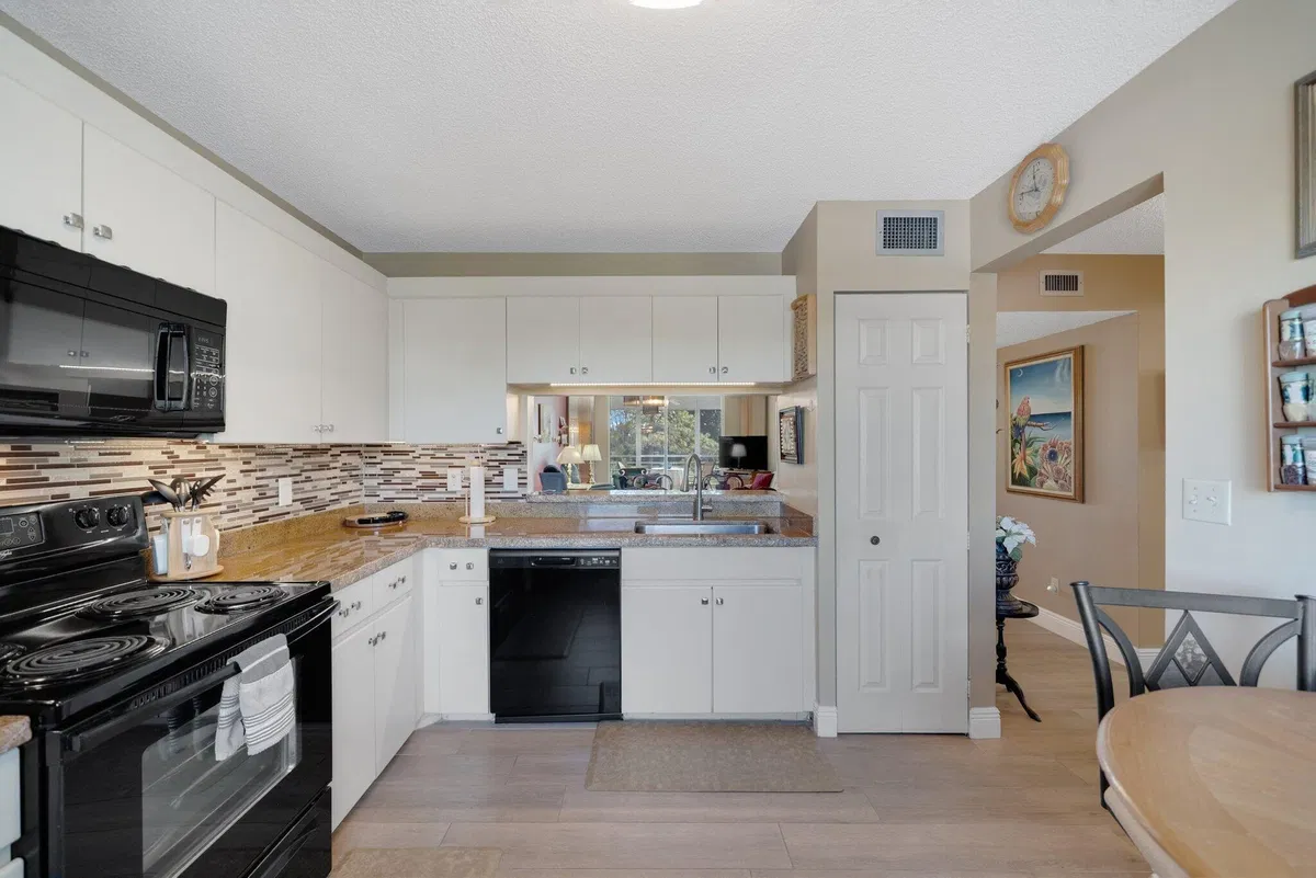 Unit 327 photo 10