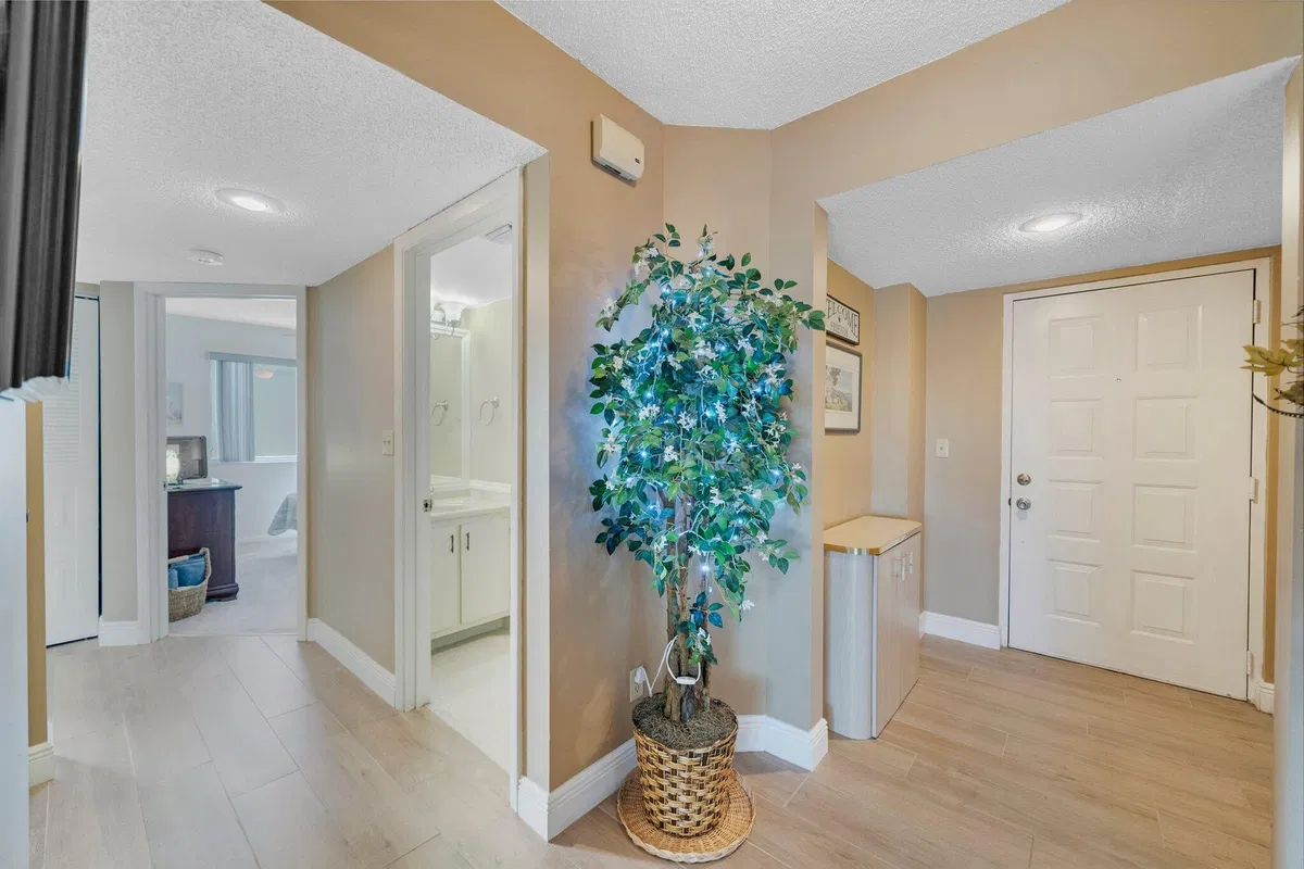 Unit 327 photo 13