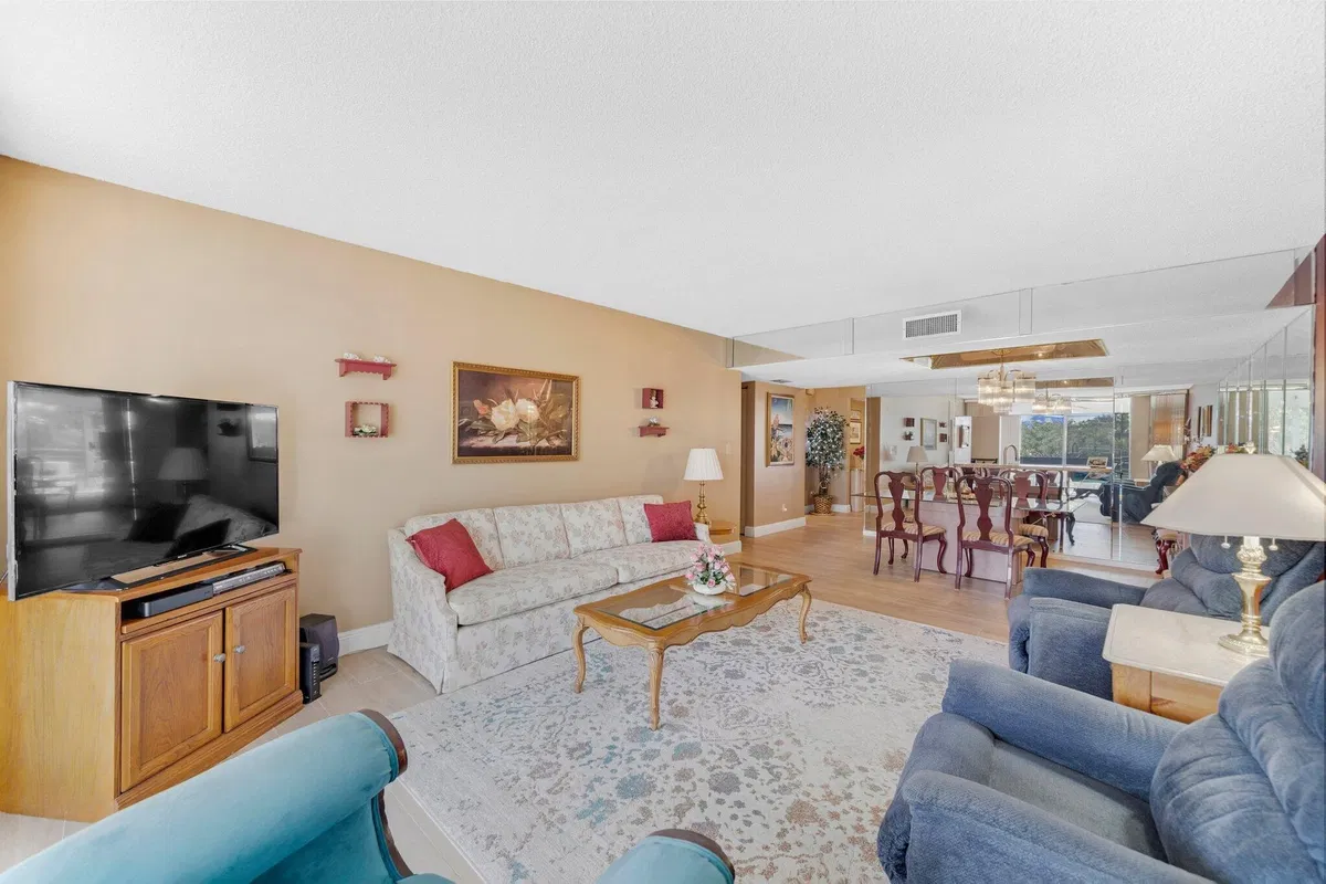 Unit 327 photo 16