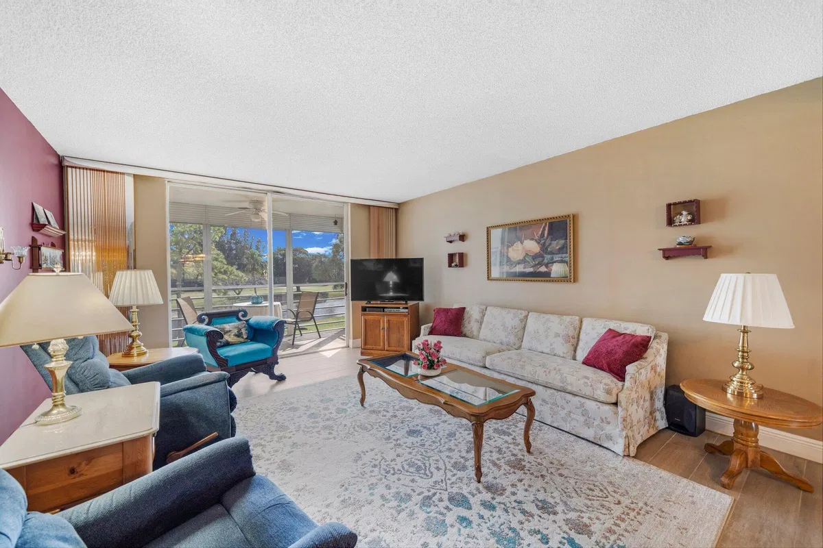 Unit 327 photo 19