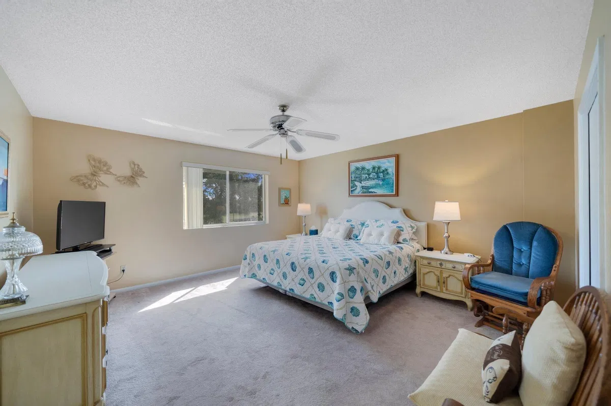 Unit 327 photo 22
