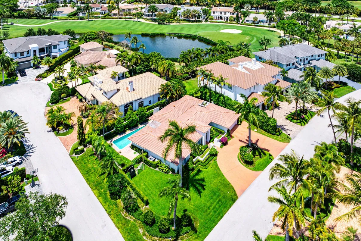 Royal Palm Yacht and Country Club Residence photo 4