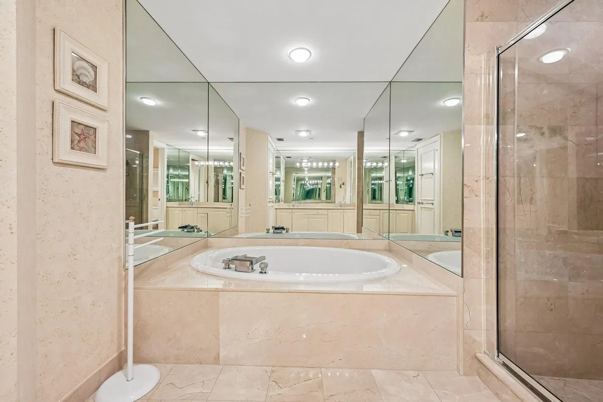 Unit 1105 photo 31