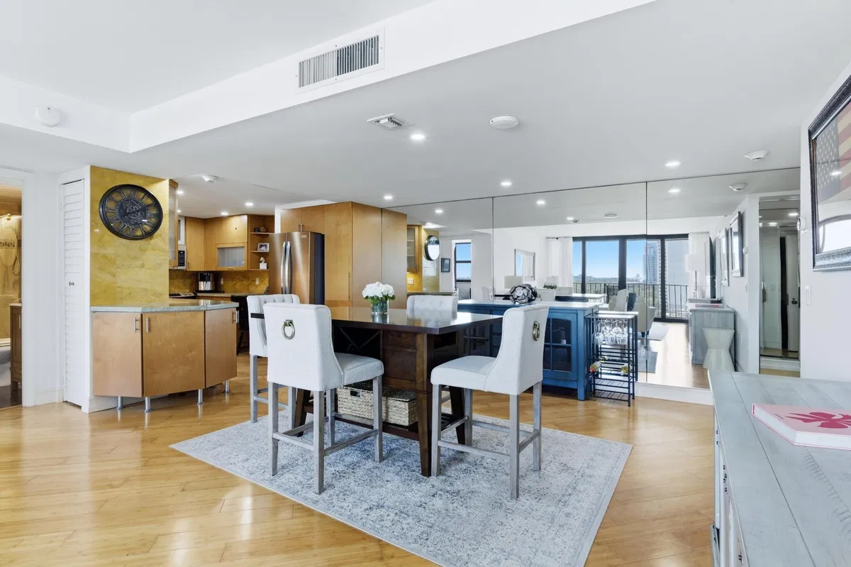 Palm Beach House Unit Unit 910 photo 10