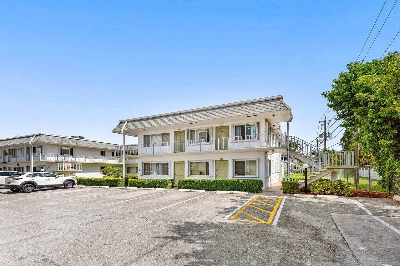 Unit 214 photo 4