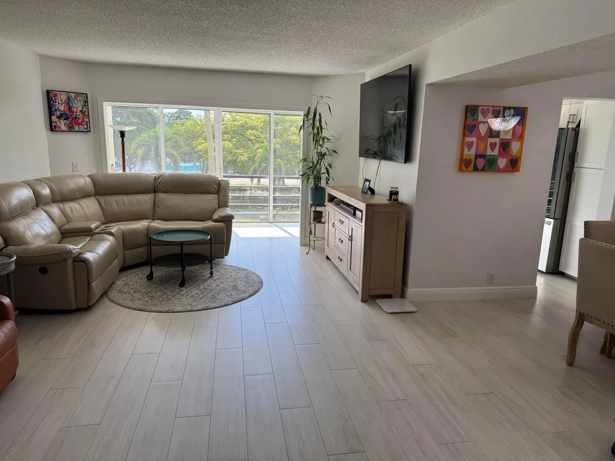Unit 312 photo 4