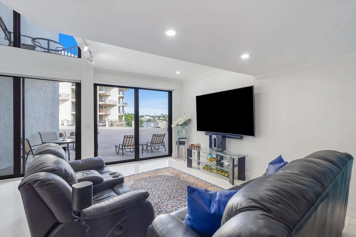 Unit 211 photo 7