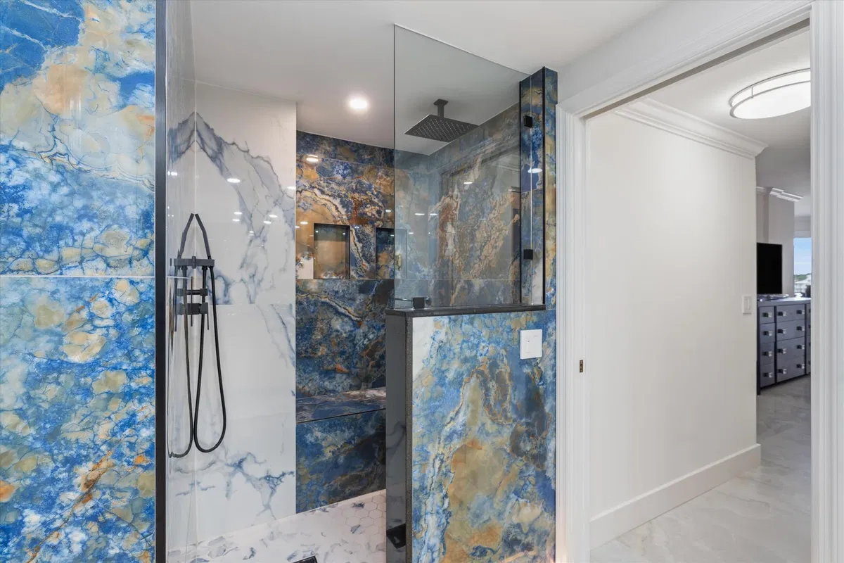 Unit 211 photo 22