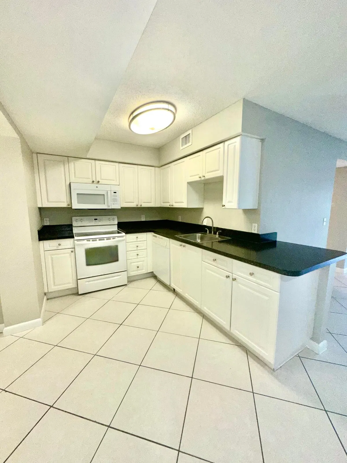Unit C1 photo 10