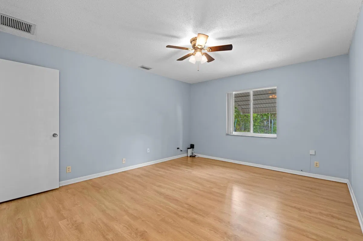 Unit 86 photo 10