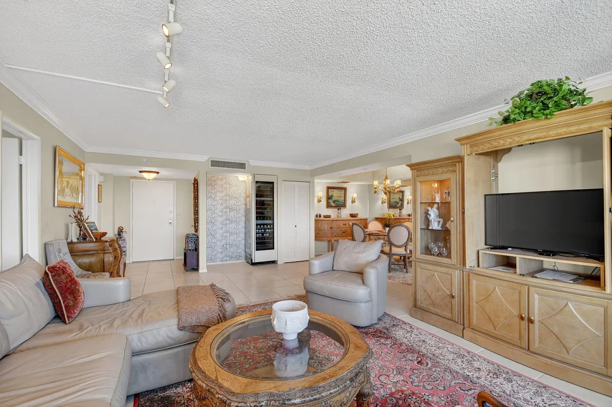 Unit 608 photo 10
