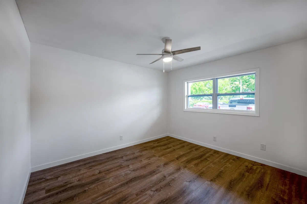 Unit 112 photo 16