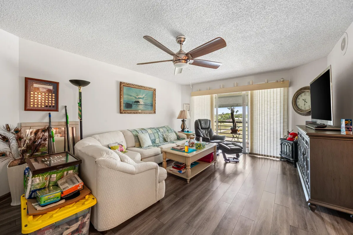 Unit 502 photo 4