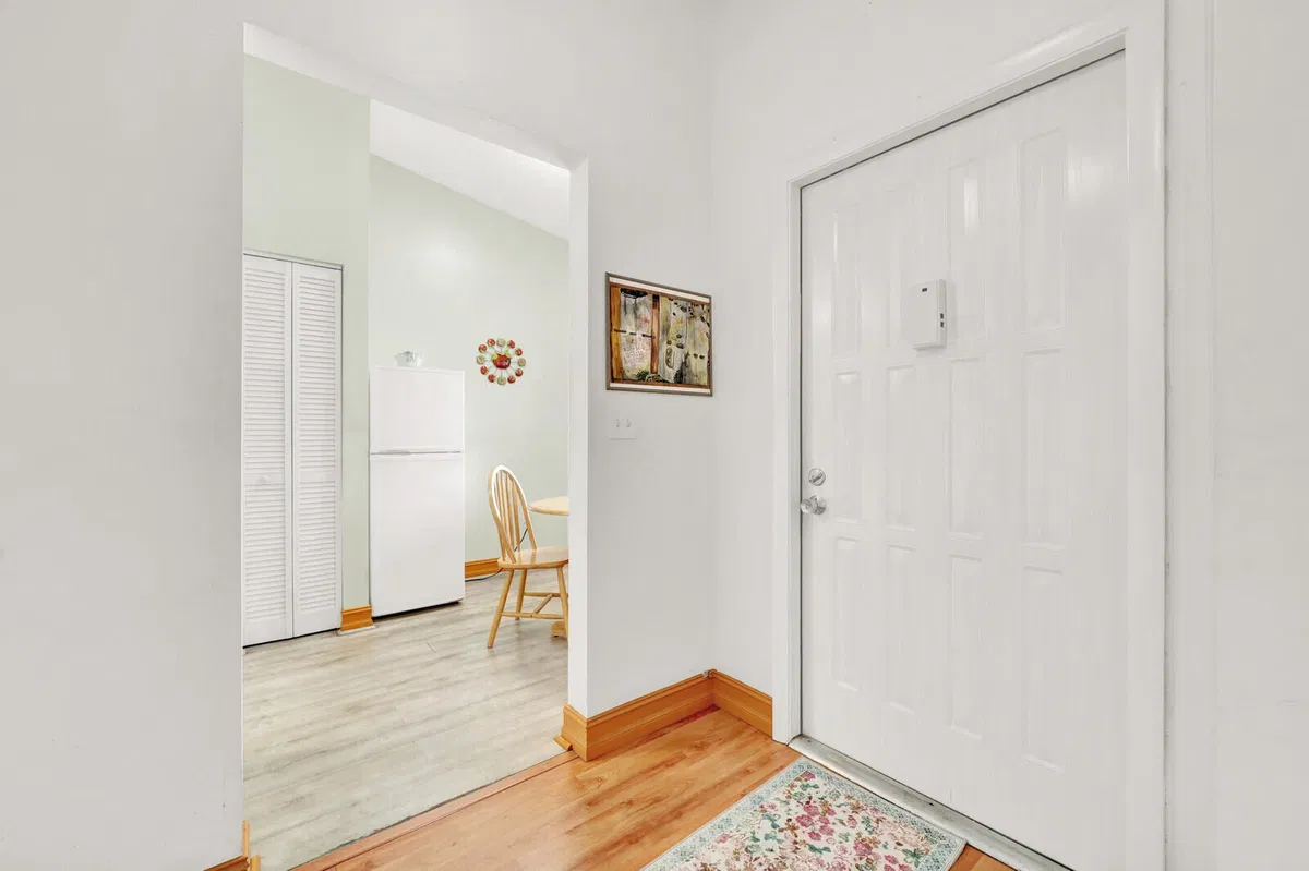 Unit 821 photo 4