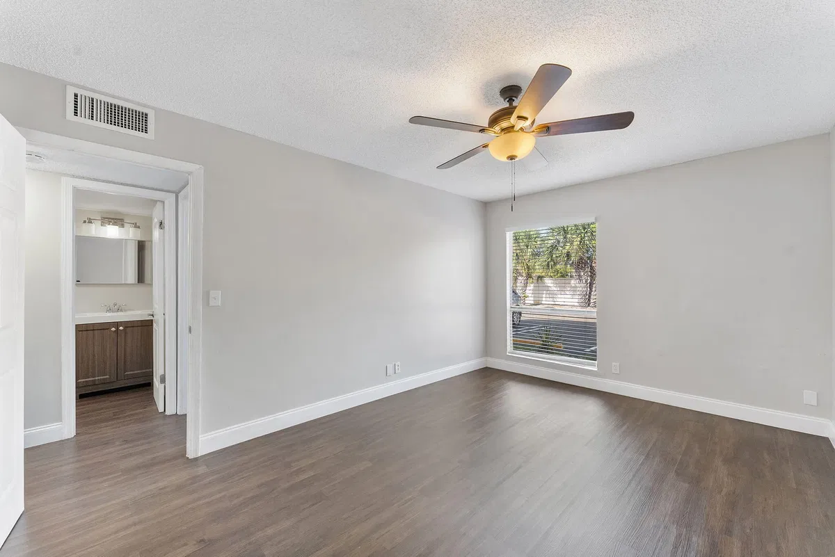 Unit C19 photo 19