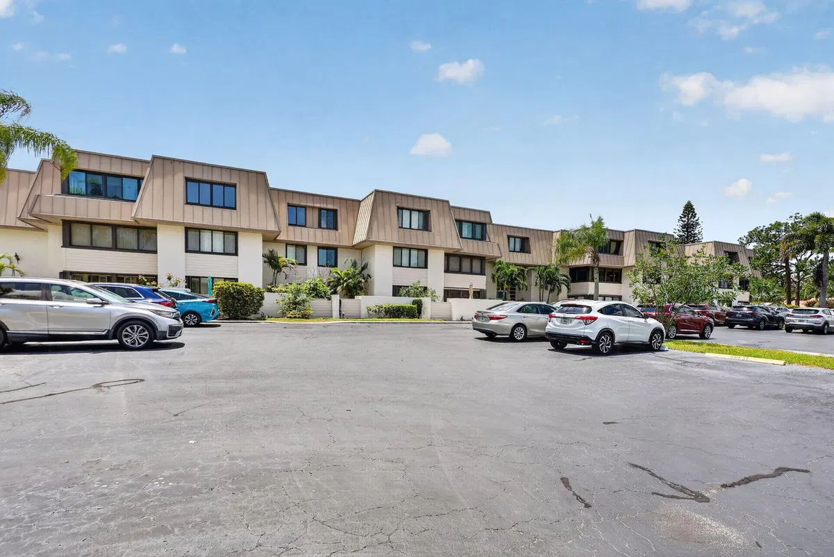 Unit 11-203 photo 4