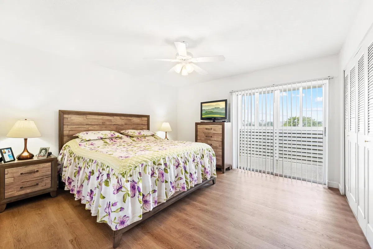Unit 309 photo 19