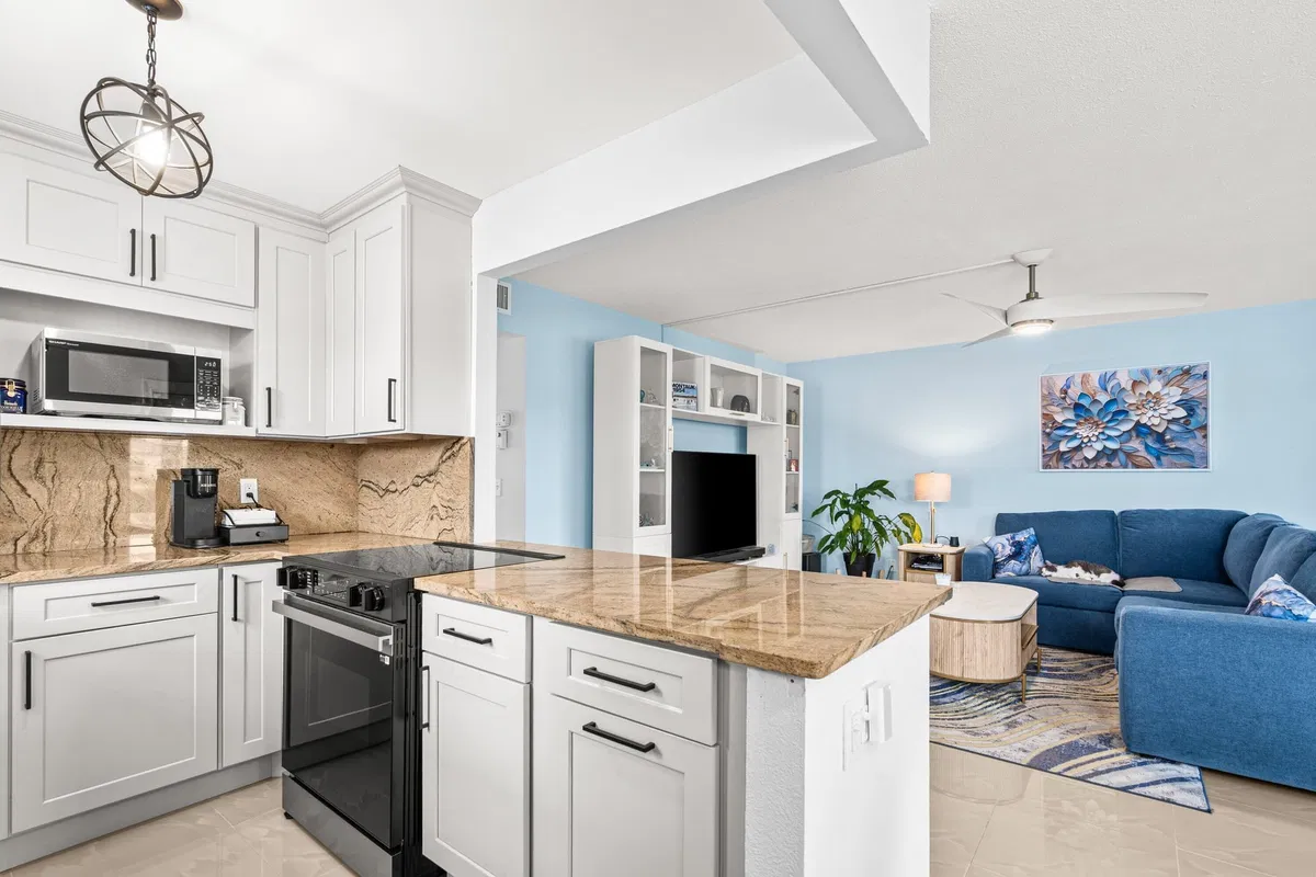 Unit 360 photo 10