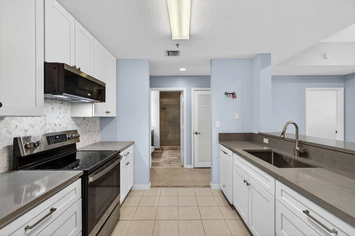 Unit 308 photo 7