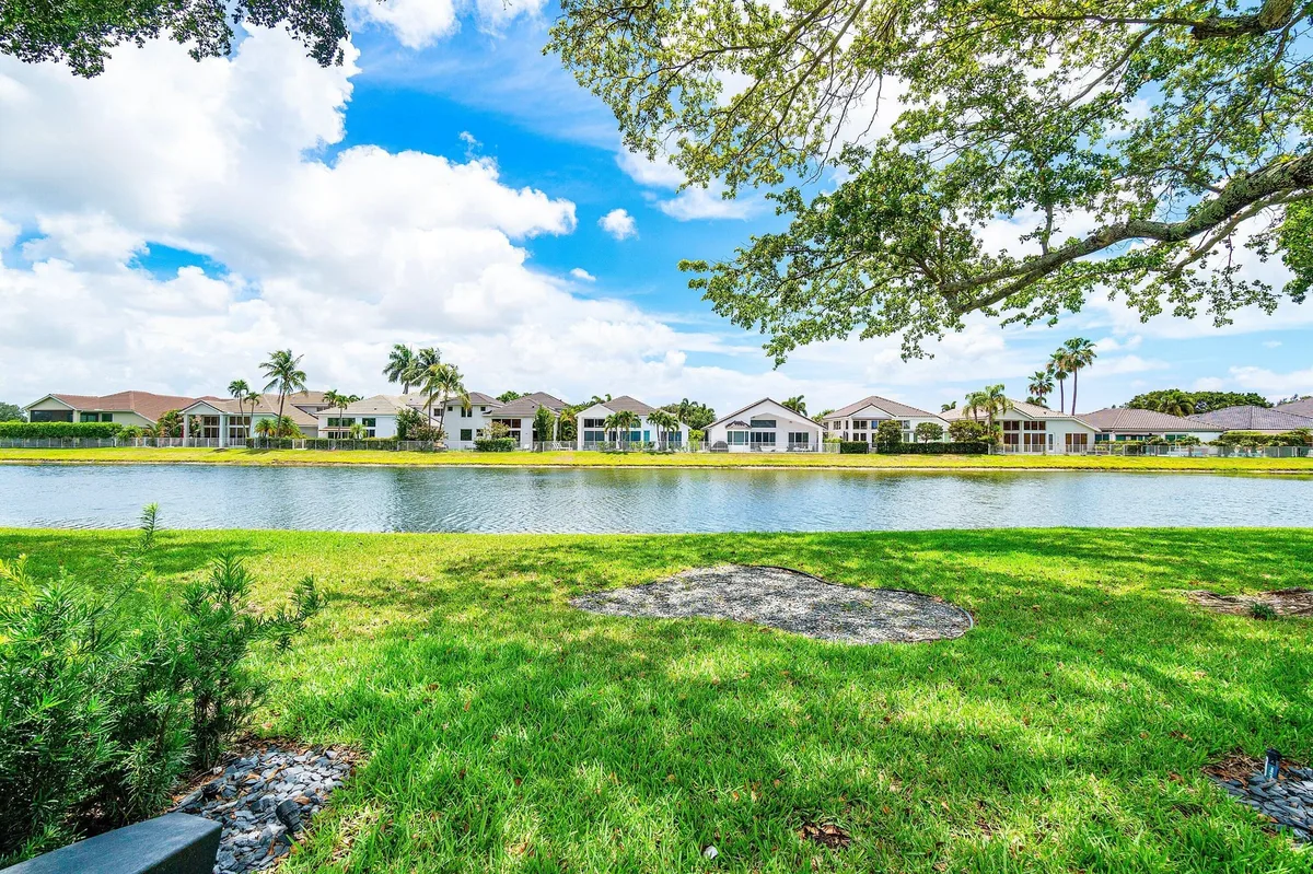 Woodfield Country Club Residence photo 49