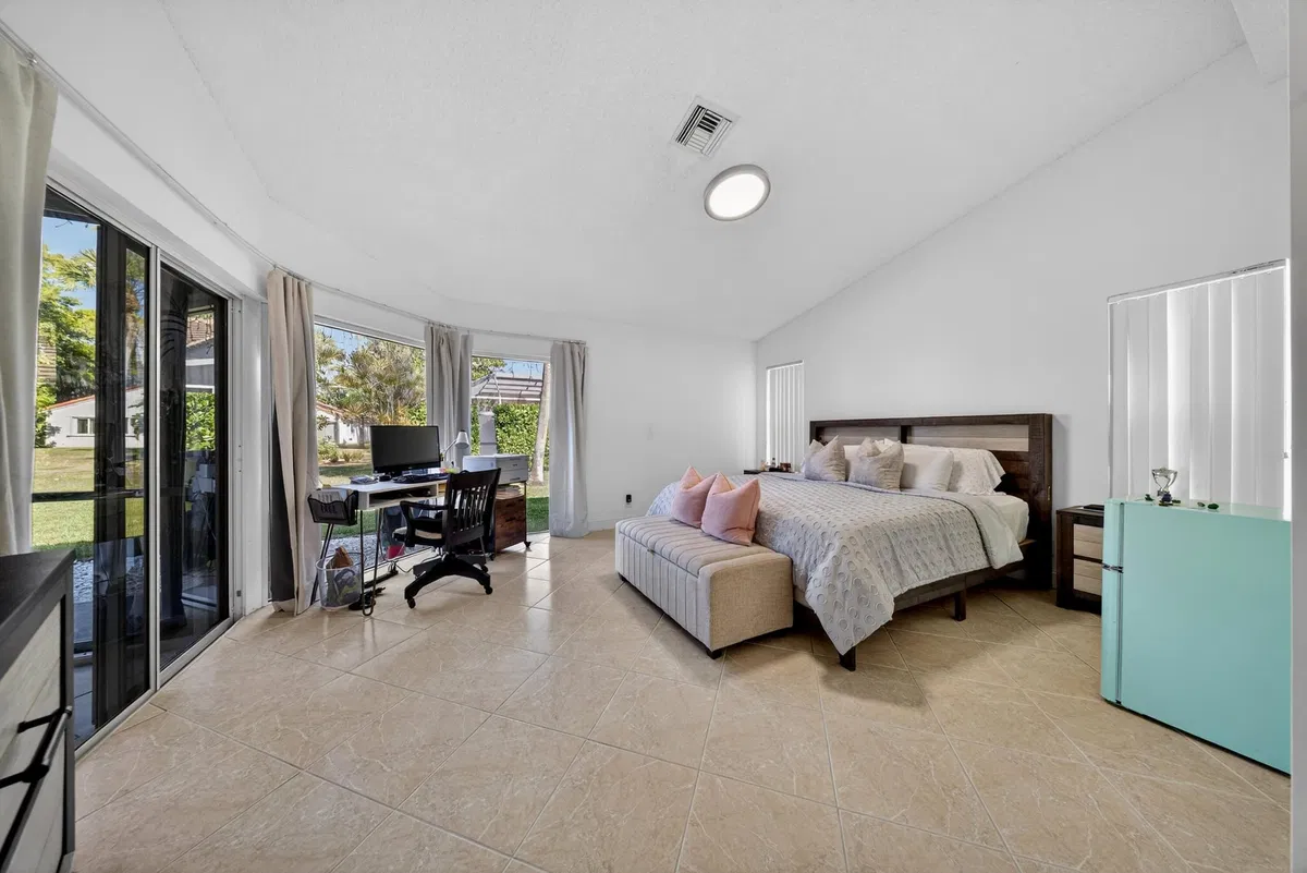 Residence photo 16