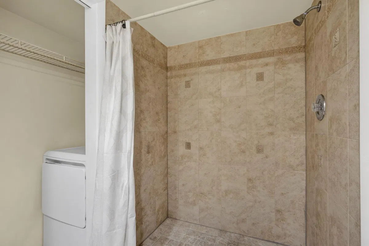 Unit C photo 28
