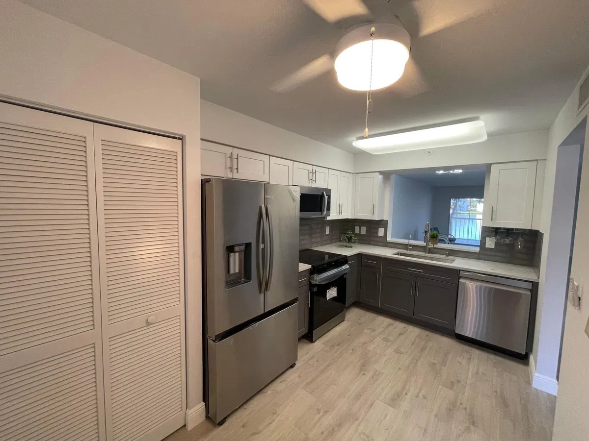 Unit 202 photo 4