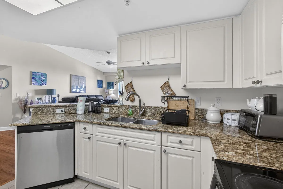  Unit 809 photo 22