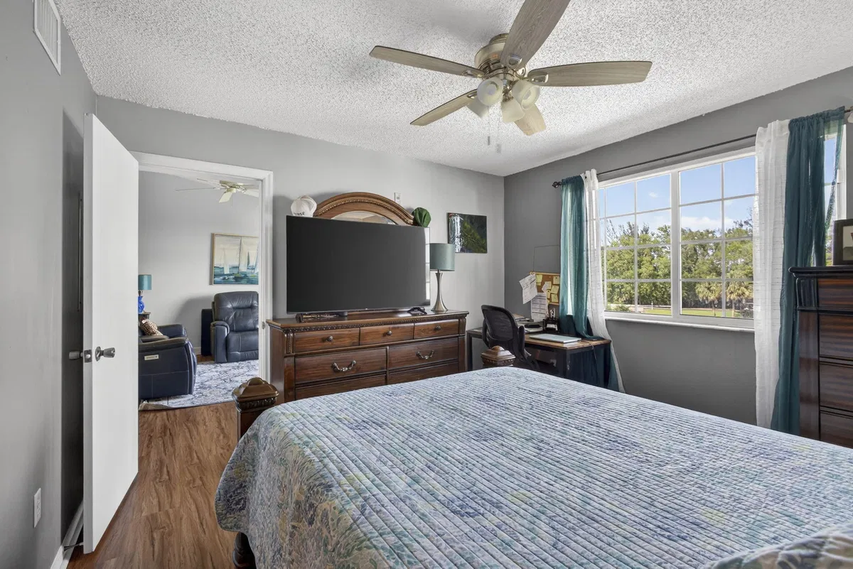  Unit 809 photo 40