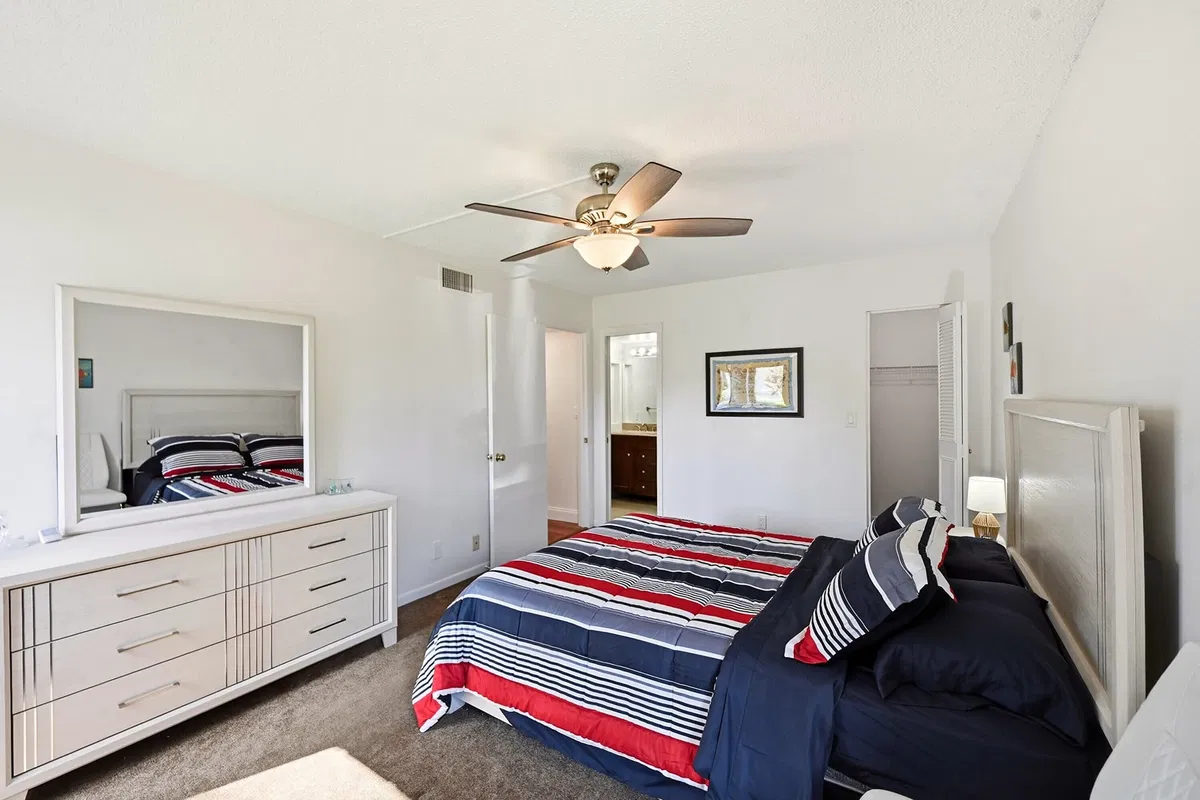 Unit 186 photo 16