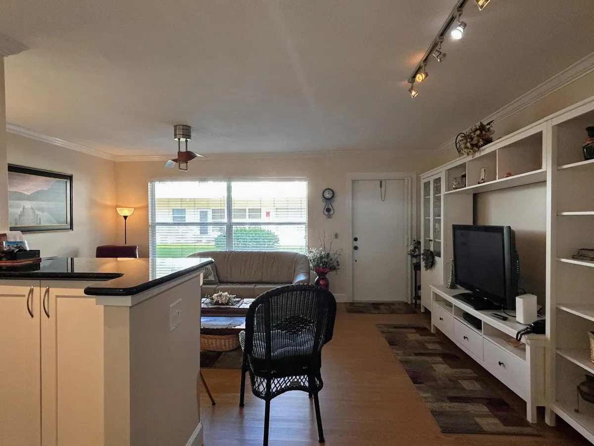  Unit E6 photo 16