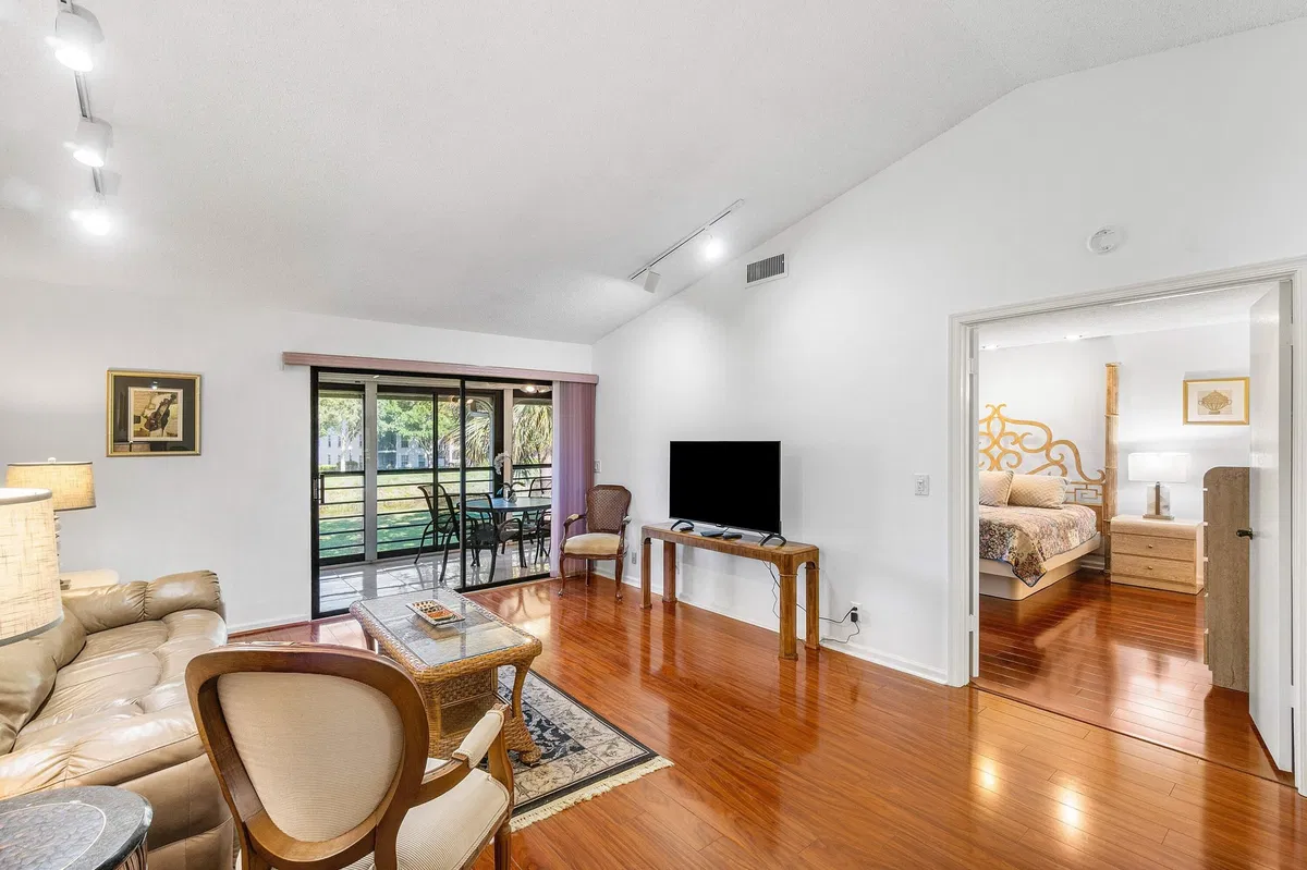 Unit 203 photo 7