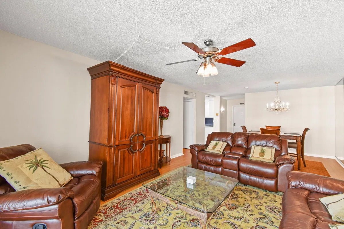 Unit 601 photo 10