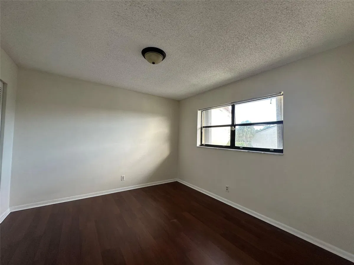 Unit 202 photo 4