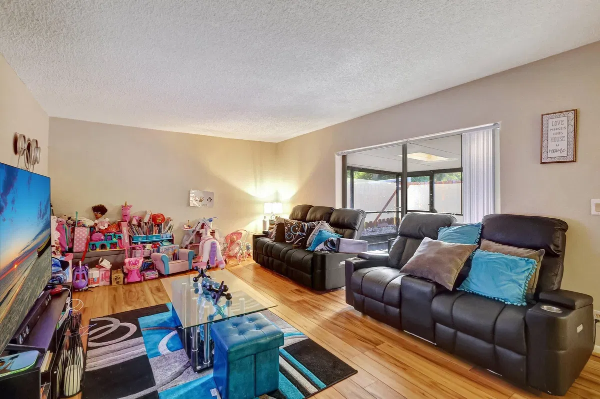 Unit 321 photo 7