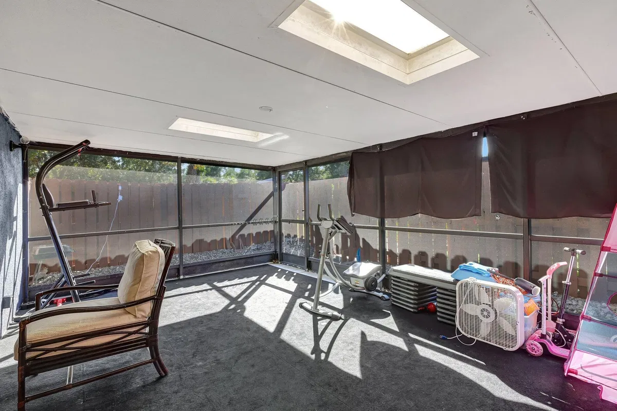 Unit 321 photo 22