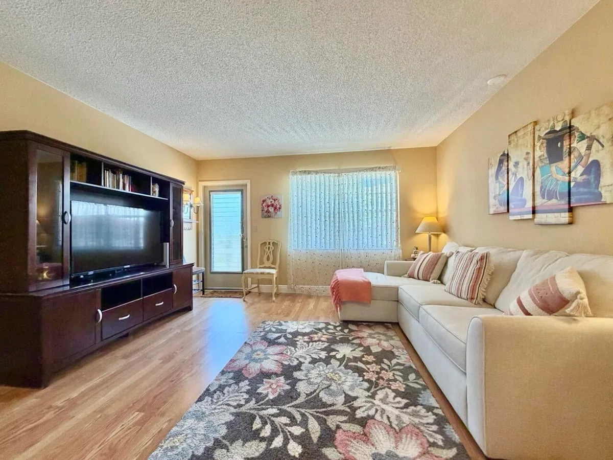 Unit 204 photo 4