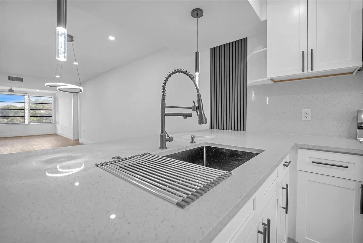 Unit 401 photo 16