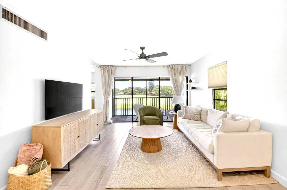 The Hamlet Unit 204-d photo 4