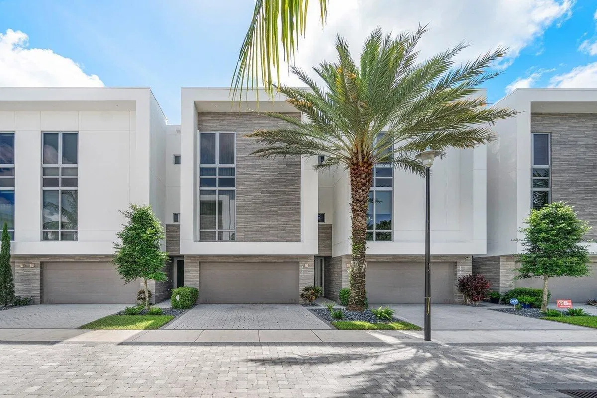 Moderne Boca Residence