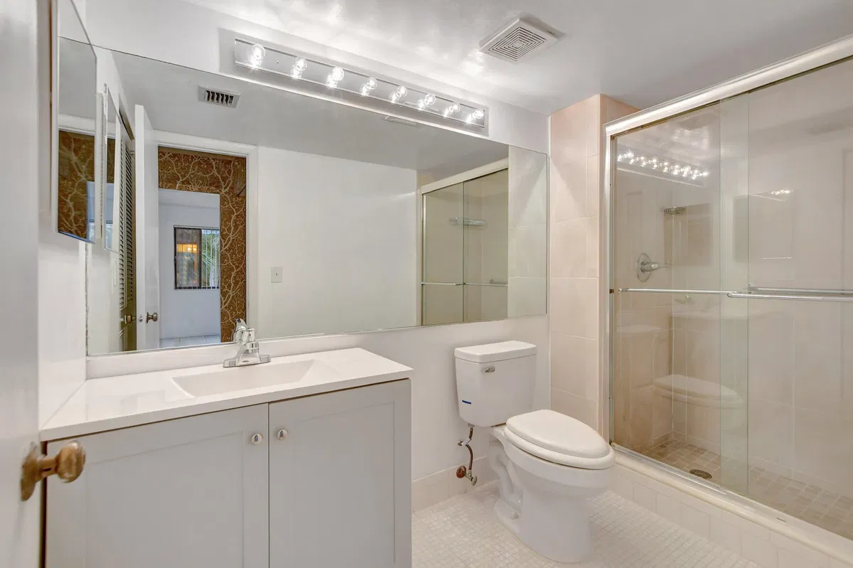 Unit 202 photo 16