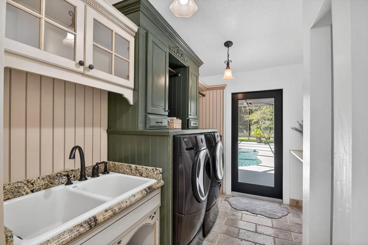Pinewood Residence photo 37