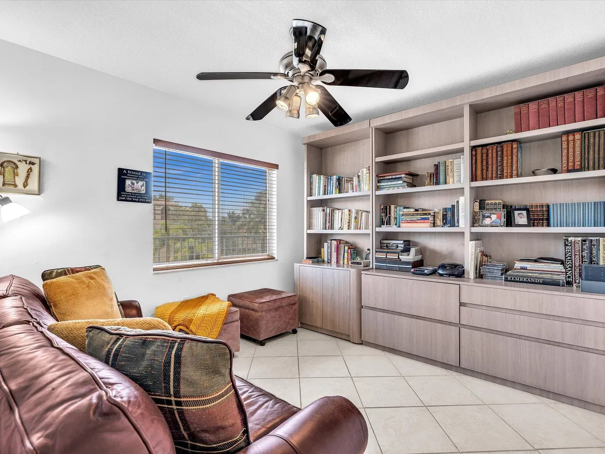  Unit 402 photo 25
