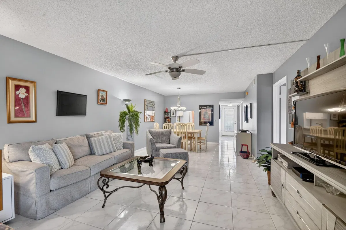 Unit 128 photo 16