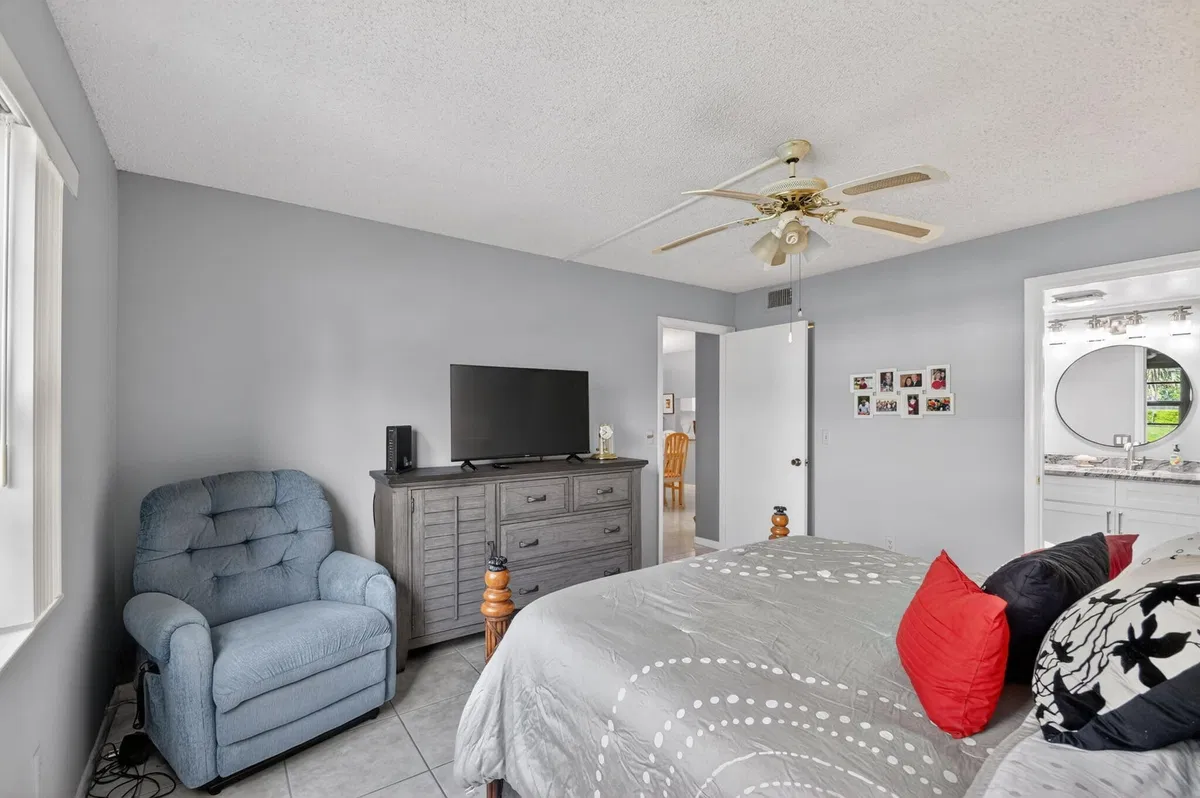 Unit 128 photo 19